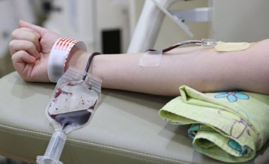 "백신접종 안 한 `안전한 피`로 수혈해달라"…위독한 4살 아들 수혈 거부한 부모